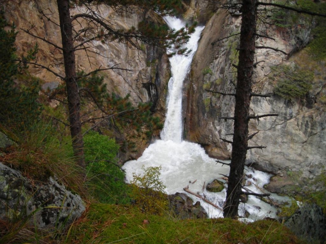 Красиво падает вода. (Альпинизм, в. балкария, уллу тау, башиль, девичьи косы, гедмишх, ирик, водопад, безенги)