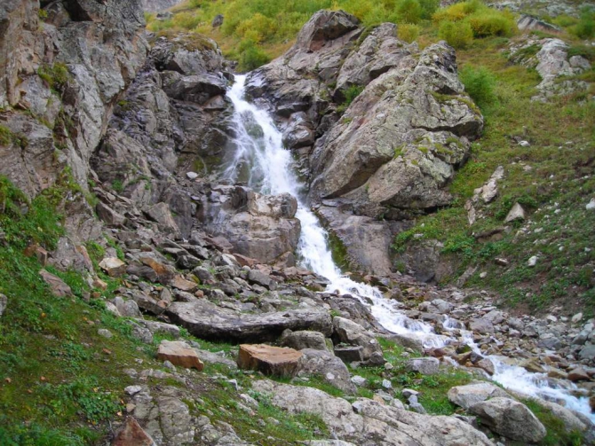 Красиво падает вода. (Альпинизм, в. балкария, уллу тау, башиль, девичьи косы, гедмишх, ирик, водопад, безенги)