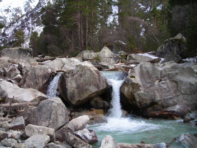 Красиво падает вода. (Альпинизм, в. балкария, уллу тау, башиль, девичьи косы, гедмишх, ирик, водопад, безенги)