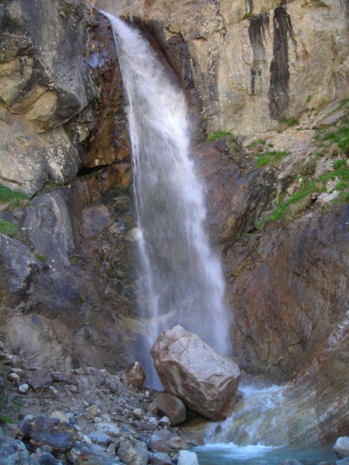 Красиво падает вода. (Альпинизм, в. балкария, уллу тау, башиль, девичьи косы, гедмишх, ирик, водопад, безенги)