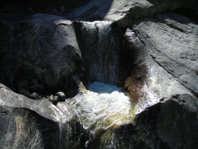 Красиво падает вода. (Альпинизм, в. балкария, уллу тау, башиль, девичьи косы, гедмишх, ирик, водопад, безенги)