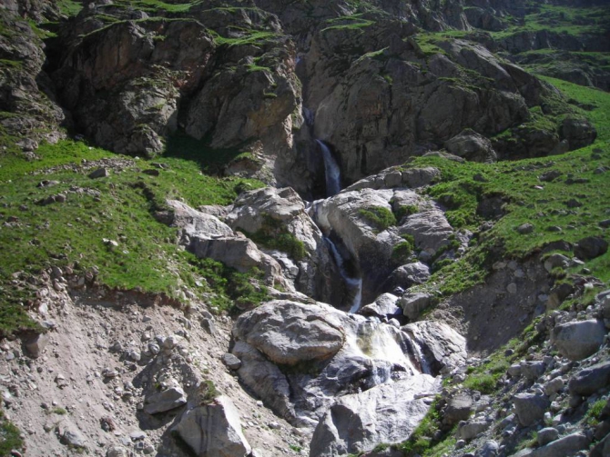 Красиво падает вода. (Альпинизм, в. балкария, уллу тау, башиль, девичьи косы, гедмишх, ирик, водопад, безенги)