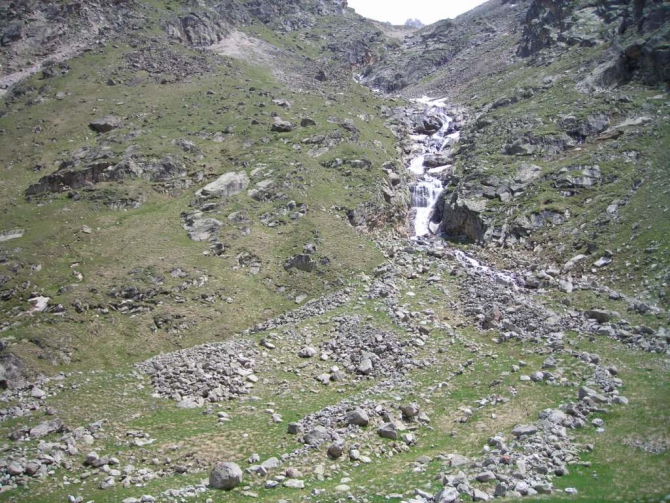 Красиво падает вода. (Альпинизм, в. балкария, уллу тау, башиль, девичьи косы, гедмишх, ирик, водопад, безенги)
