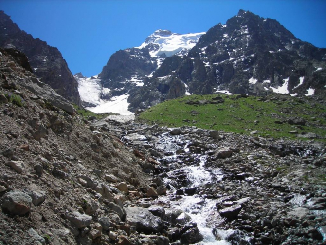 Красиво падает вода. (Альпинизм, в. балкария, уллу тау, башиль, девичьи косы, гедмишх, ирик, водопад, безенги)