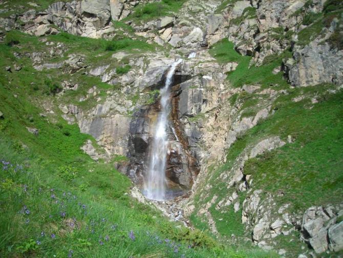 Красиво падает вода. (Альпинизм, в. балкария, уллу тау, башиль, девичьи косы, гедмишх, ирик, водопад, безенги)