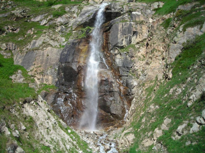 Красиво падает вода. (Альпинизм, в. балкария, уллу тау, башиль, девичьи косы, гедмишх, ирик, водопад, безенги)