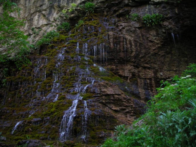 Красиво падает вода. (Альпинизм, в. балкария, уллу тау, башиль, девичьи косы, гедмишх, ирик, водопад, безенги)