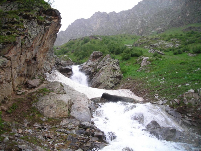 Красиво падает вода. (Альпинизм, в. балкария, уллу тау, башиль, девичьи косы, гедмишх, ирик, водопад, безенги)