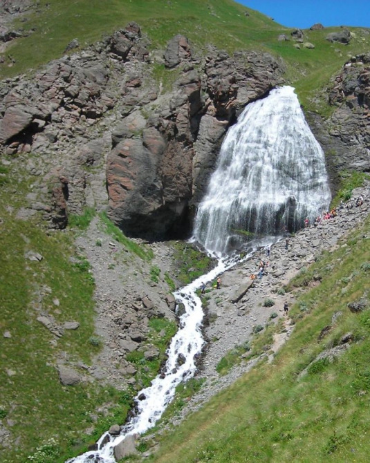 Красиво падает вода. (Альпинизм, в. балкария, уллу тау, башиль, девичьи косы, гедмишх, ирик, водопад, безенги)