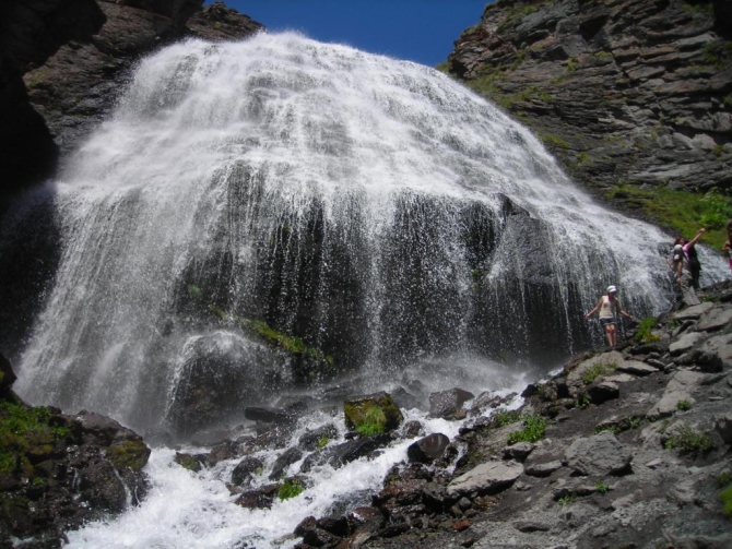 Красиво падает вода. (Альпинизм, в. балкария, уллу тау, башиль, девичьи косы, гедмишх, ирик, водопад, безенги)