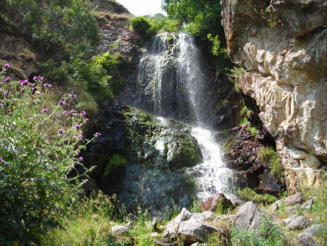 Красиво падает вода. (Альпинизм, в. балкария, уллу тау, башиль, девичьи косы, гедмишх, ирик, водопад, безенги)