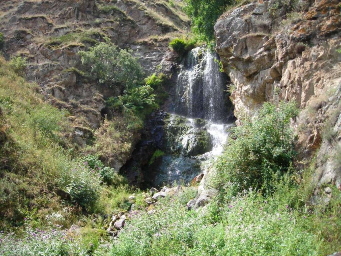 Красиво падает вода. (Альпинизм, в. балкария, уллу тау, башиль, девичьи косы, гедмишх, ирик, водопад, безенги)