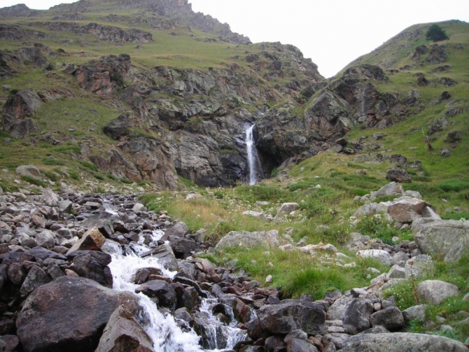 Красиво падает вода. (Альпинизм, в. балкария, уллу тау, башиль, девичьи косы, гедмишх, ирик, водопад, безенги)