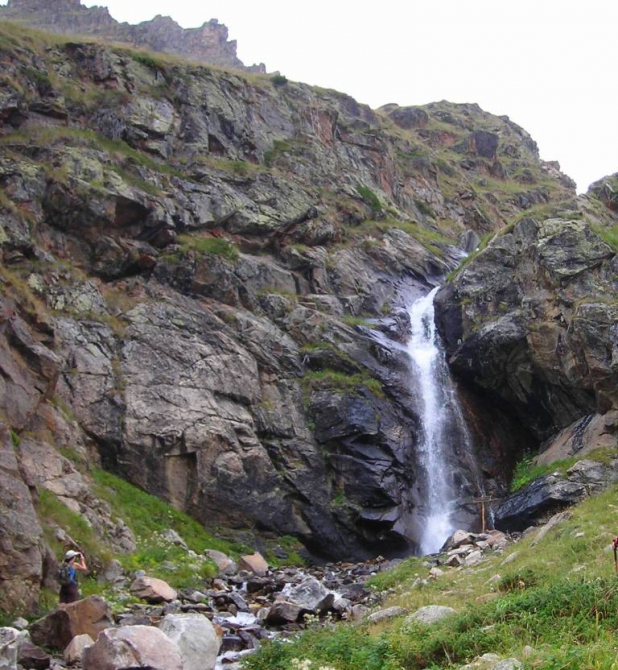 Красиво падает вода. (Альпинизм, в. балкария, уллу тау, башиль, девичьи косы, гедмишх, ирик, водопад, безенги)