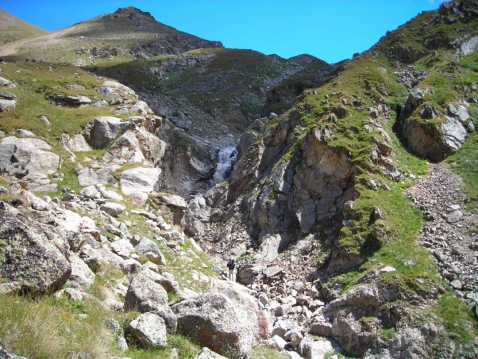 Красиво падает вода. (Альпинизм, в. балкария, уллу тау, башиль, девичьи косы, гедмишх, ирик, водопад, безенги)