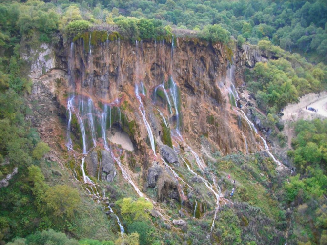 Красиво падает вода. (Альпинизм, в. балкария, уллу тау, башиль, девичьи косы, гедмишх, ирик, водопад, безенги)