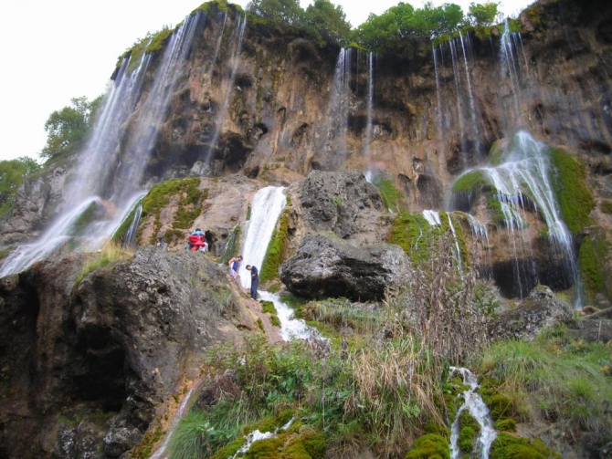 Красиво падает вода. (Альпинизм, в. балкария, уллу тау, башиль, девичьи косы, гедмишх, ирик, водопад, безенги)