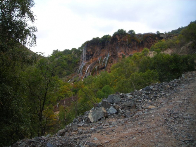 Красиво падает вода. (Альпинизм, в. балкария, уллу тау, башиль, девичьи косы, гедмишх, ирик, водопад, безенги)