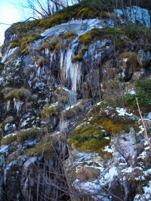 Красиво падает вода. (Альпинизм, в. балкария, уллу тау, башиль, девичьи косы, гедмишх, ирик, водопад, безенги)