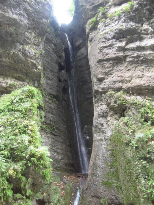 Красиво падает вода. (Альпинизм, в. балкария, уллу тау, башиль, девичьи косы, гедмишх, ирик, водопад, безенги)