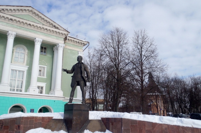 Памятник Николаю Васильевичу Крыленко в Смоленске.