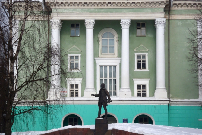 Памятник Николаю Васильевичу Крыленко в Смоленске.