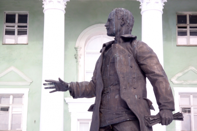 Памятник Николаю Васильевичу Крыленко в Смоленске.