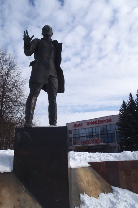 Памятник Николаю Васильевичу Крыленко в Смоленске.