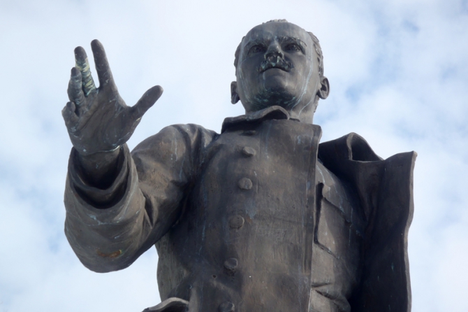 Памятник Николаю Васильевичу Крыленко в Смоленске.