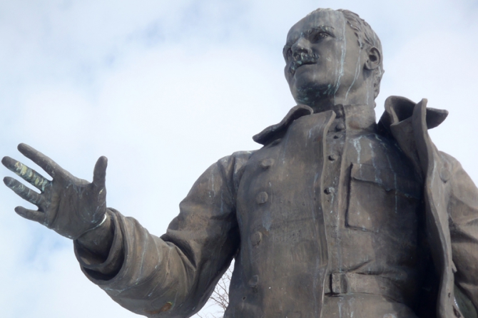 Памятник Николаю Васильевичу Крыленко в Смоленске.