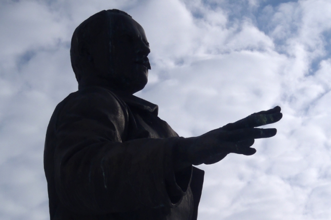 Памятник Николаю Васильевичу Крыленко в Смоленске.