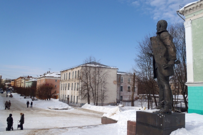 Памятник Николаю Васильевичу Крыленко в Смоленске.