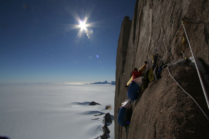 Альпинизм в Царстве Снежной Королевы (ито, норвежцы, земля королевы мод, анктарктика, ulvetanna, капсульный стиль, экспедиции)