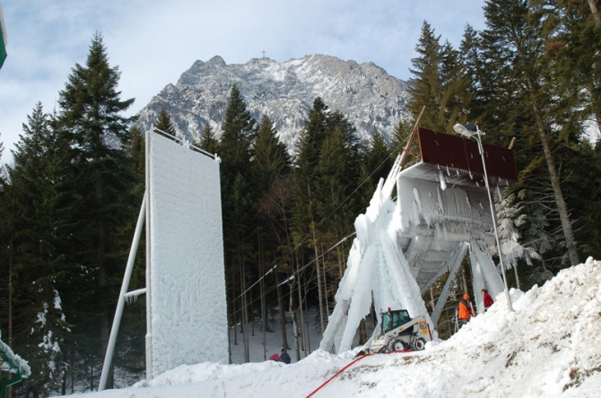Евгений Кривошейцев и Дженни Лаварда празднуют победу в Кубке мира по ледолазанию! (Ледолазание/drytoolling, ледолазание, icwc, кубок мира, соревнования, румыния, busteni)