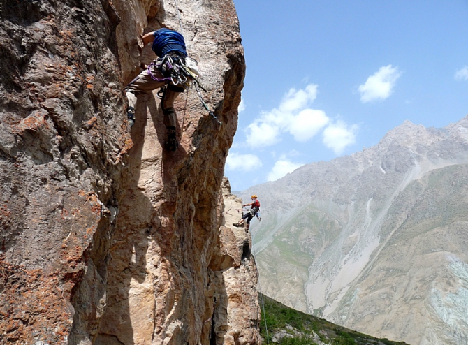 САМОЛЕТЫ ЛЕТЯТ В ДЮШАНБЕ. Часть 2. (Альпинизм, замин-карор, чемпионат снг, таджикистан, связки, школа)