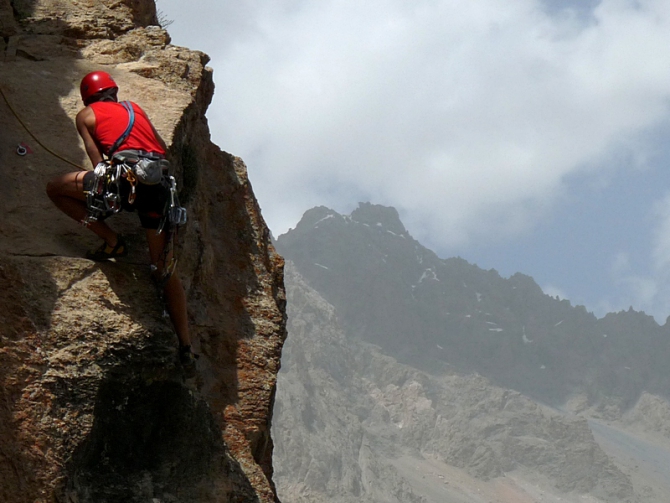 САМОЛЕТЫ ЛЕТЯТ В ДЮШАНБЕ. Часть 2. (Альпинизм, замин-карор, чемпионат снг, таджикистан, связки, школа)