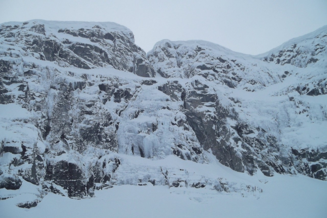 Есть ледовый маршрут в Хибинах. (Альпинизм, хибины, цирк поясов, дружкин, полукаров, кокшаров, ледолазание, бореалис)
