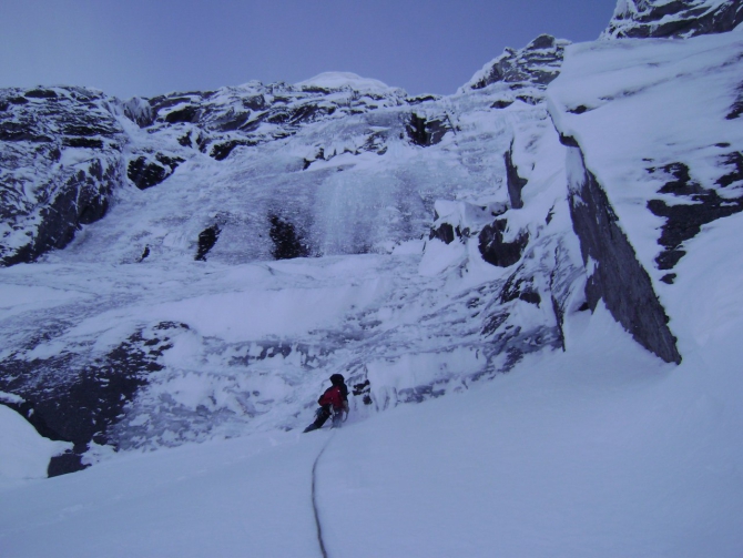 Есть ледовый маршрут в Хибинах. (Альпинизм, хибины, цирк поясов, дружкин, полукаров, кокшаров, ледолазание, бореалис)
