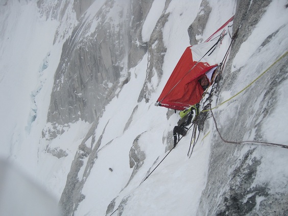 ПотоГония на на юго-восточной стене Пуансенота (Альпинизм, poincenot, climbing, new route, first ascent, дашкевич, серегин, дмитриенко, русский путь, патагония, первопроход, стена)