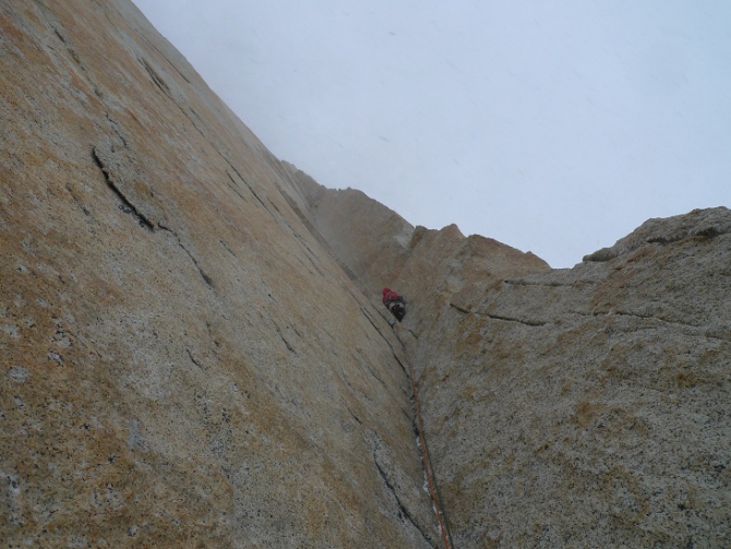 ПотоГония на на юго-восточной стене Пуансенота (Альпинизм, poincenot, climbing, new route, first ascent, дашкевич, серегин, дмитриенко, русский путь, патагония, первопроход, стена)