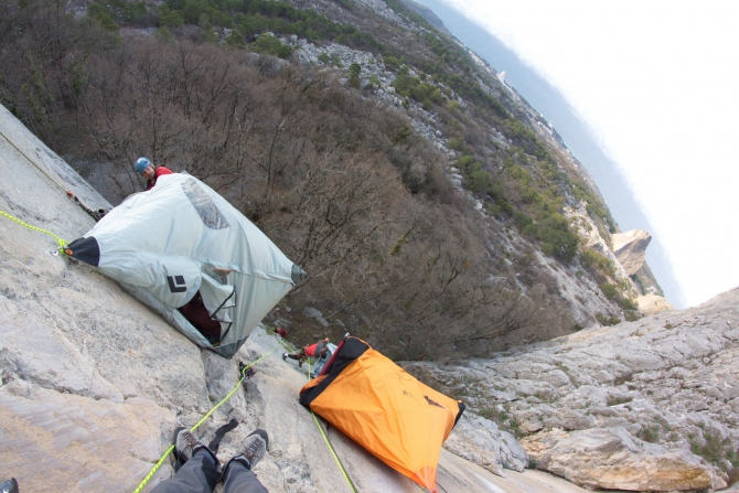 Вытяни - забивай - собери - разбери - спустись - поднимись - падай (падай?) - устал - спи. (Альпинизм, платформинг, фифинг, баулинг, "bigwall + ито", зуб морчеки, sivera team, интенсивный курс, сивера, нефедов, grivel, морчека, скалолазные маршруты, крым)