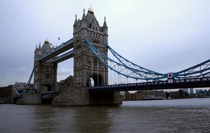 London, fish, chips, cup o' tea, bad food, worse weather, Mary-fucking-Poppins London! ©