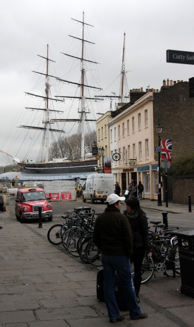 London, fish, chips, cup o' tea, bad food, worse weather, Mary-fucking-Poppins London! ©