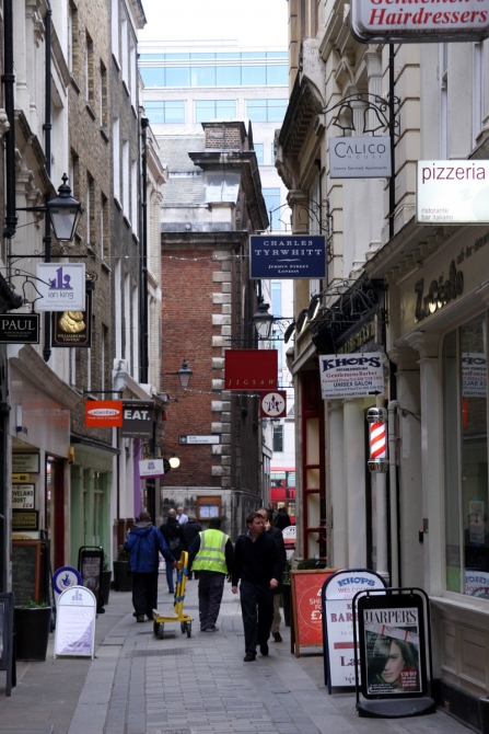 London, fish, chips, cup o' tea, bad food, worse weather, Mary-fucking-Poppins London! ©