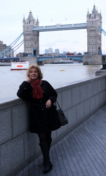 London, fish, chips, cup o' tea, bad food, worse weather, Mary-fucking-Poppins London! ©