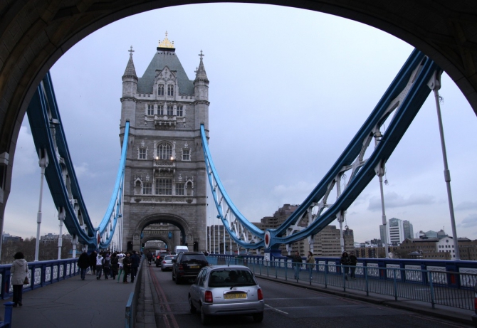 London, fish, chips, cup o' tea, bad food, worse weather, Mary-fucking-Poppins London! ©