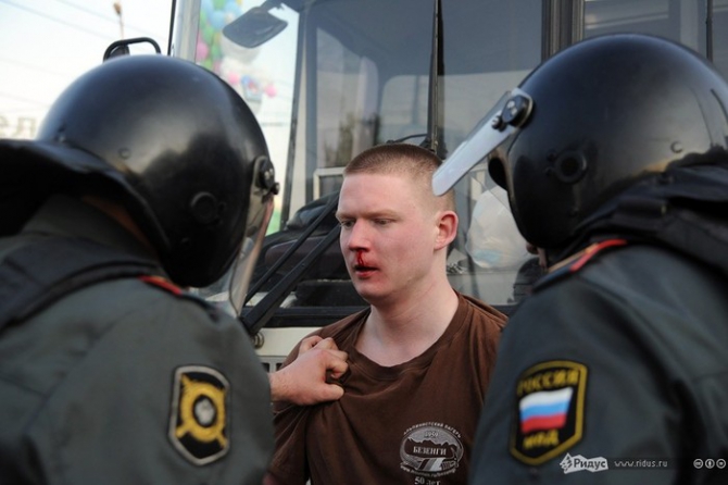 Парень в футболке "Безенги 50 лет" против ОМОНа на инаузурпации