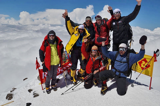 RedFox Elbrus Race и День Победы. Спасибо, что они подарили нам такой светлый праздник (Скайраннинг)