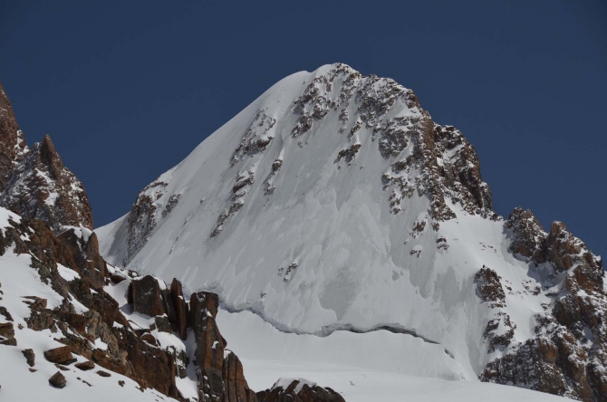 "А ЗА ОКОШКОМ МЕСЯЦ МАЙ..." (Альпинизм)