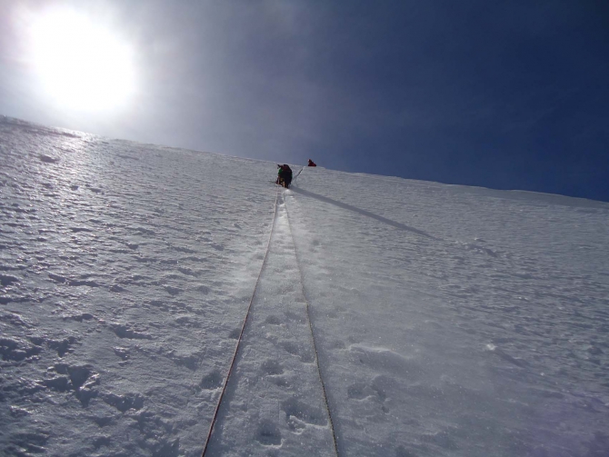 "А ЗА ОКОШКОМ МЕСЯЦ МАЙ..." (Альпинизм)